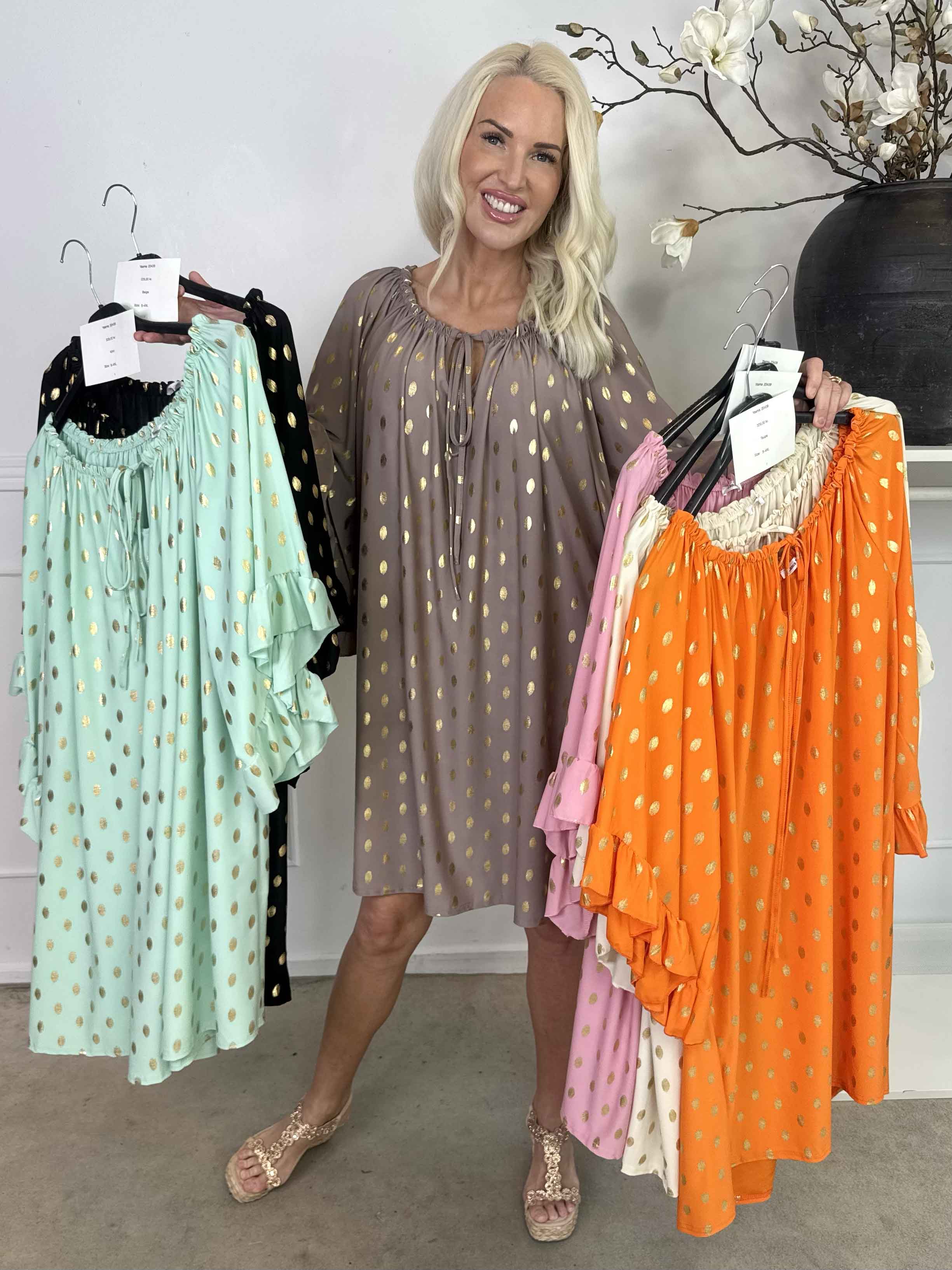 Yasma - Elastisk tunikakjole med guld prikker og flæseærmer